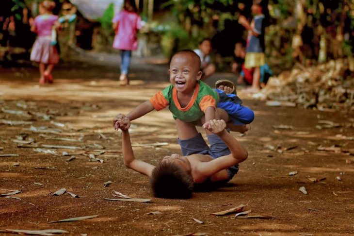 Niños jugando mientras están en medio de la tierra 