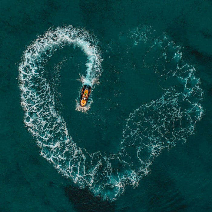 Lancha formando un corazón en medio del mar 