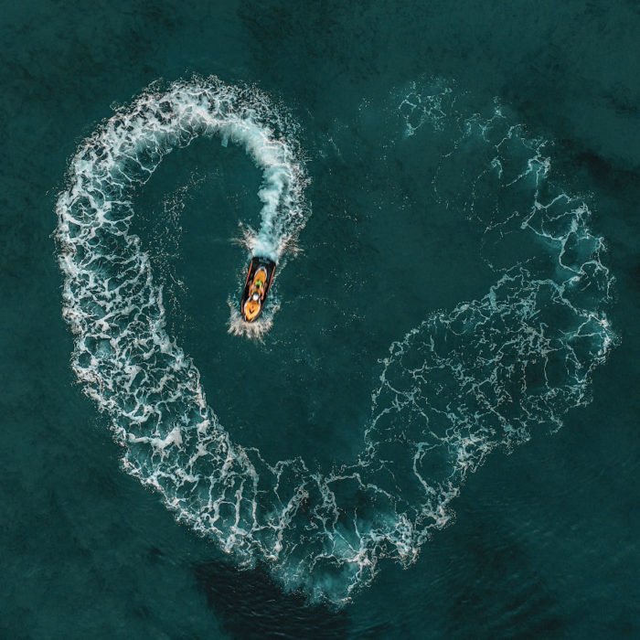 Lancha formando un corazón en medio del mar 