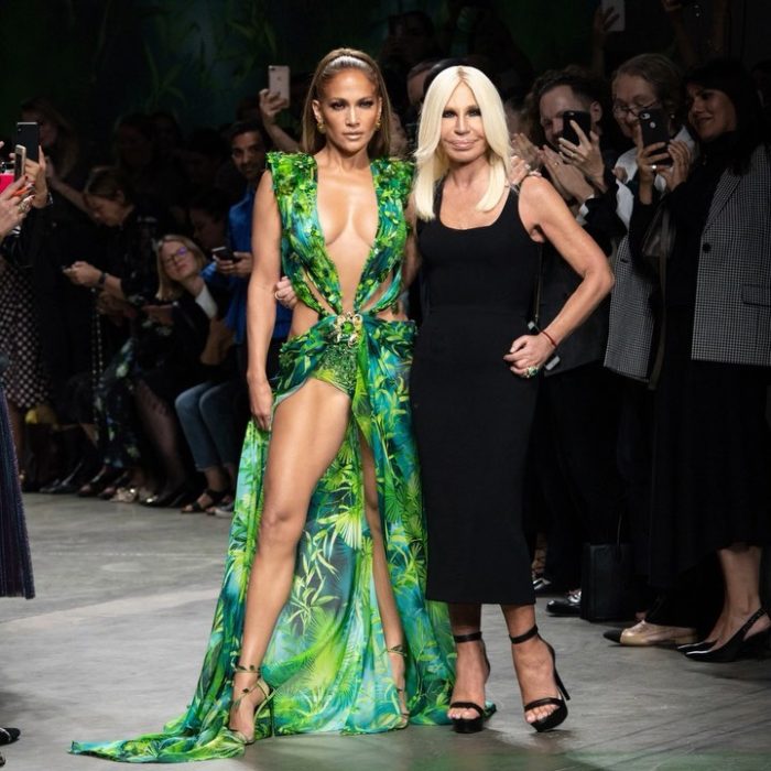 Jennifer lopez abrazando a Donatella Versace en el cierre de la pasarela en Milán 