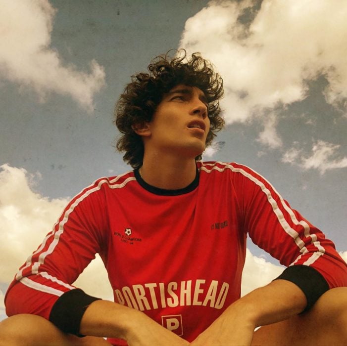 Jorge López Astorga, actor de serie de Netflix que interpreta a Valerio; chico con playera de equipo de futbol