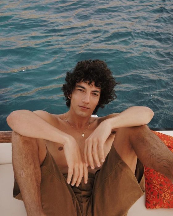 Jorge López Astorga, actor de serie de Netflix que interpreta a Valerio; chico de cabello chino en el mar