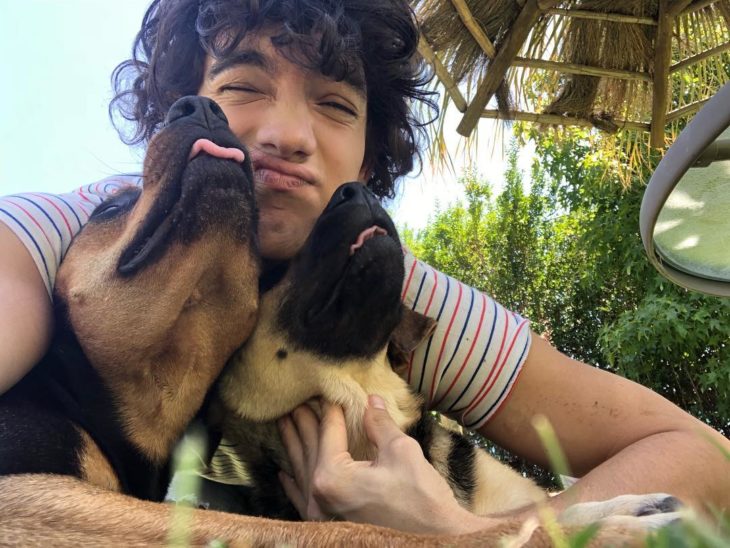 Jorge López Astorga, actor de serie de Netflix que interpreta a Valerio; chico de cabello chino con dos perros de raza pastor alemán