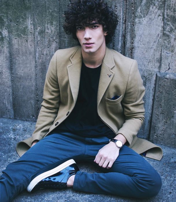 Jorge López Astorga, actor de serie de Netflix que interpreta a Valerio; chico de cabello chino y rebelde con saco verde y jeans