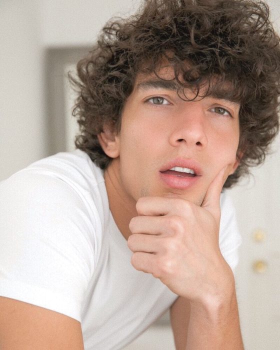 Jorge López Astorga, actor de serie de Netflix que interpreta a Valerio; chico de cabello chino, castaño y despeinado, con playera blanca