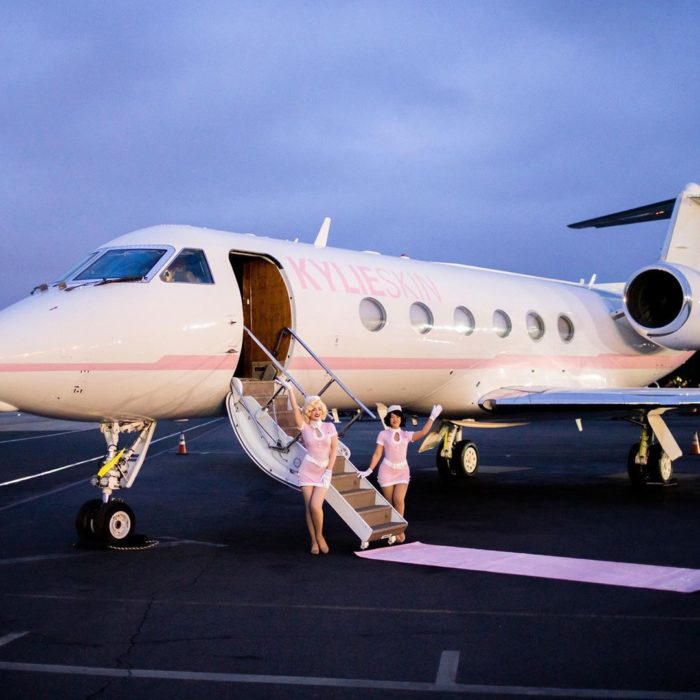 Un avión de Kylie Jenner pintado con los colores de su marca