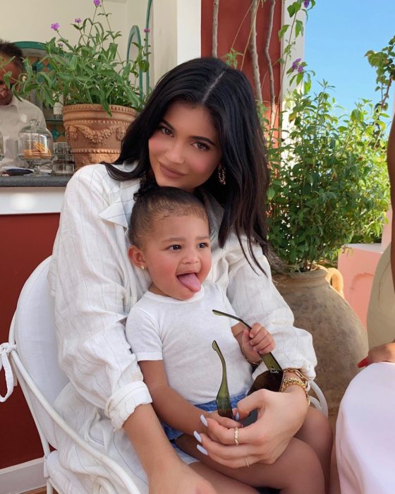 Kylie Jenner con su hija, ambas con blusa blanca