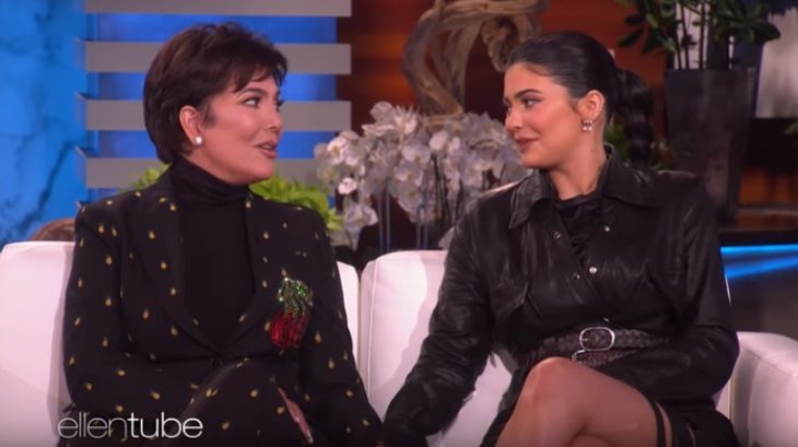 Kylie Jenner y su mamá Kris durante la entrevista en el Ellen DeGeneres Show