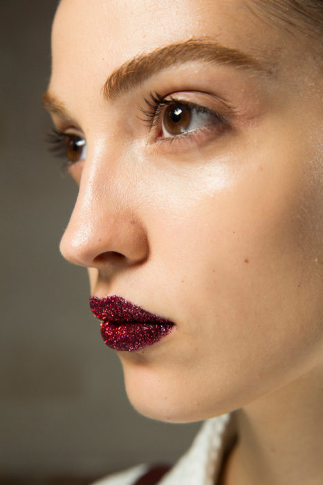 Labios color vino con glitter