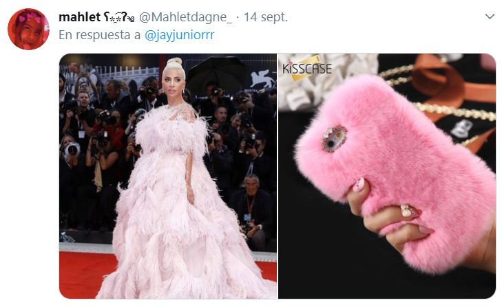 Comparación de Lady Gaga usando un vestido rosa de plumas con un case de iphone en color rosa afelpado 