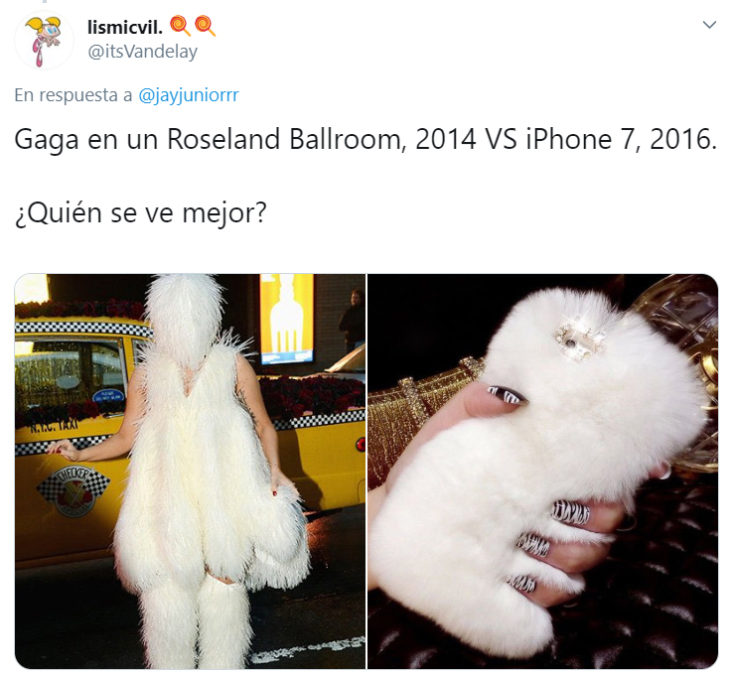 Comparación de Lady Gaga usando un vestido de plumas con un case de iphone blanco afelpado 