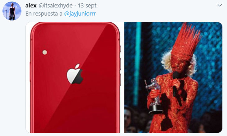 Comparación de Lady Gaga usando un vestido con un iphone 