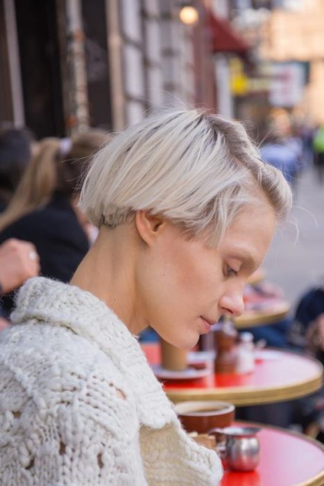 una muje rentada con una mesa en la calle de fondo con corte 'bowl' semirecogido