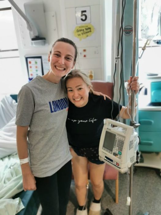 Helen Ashley y Lauren Franklin en el hospital después de una operación de trasplante de riñón 