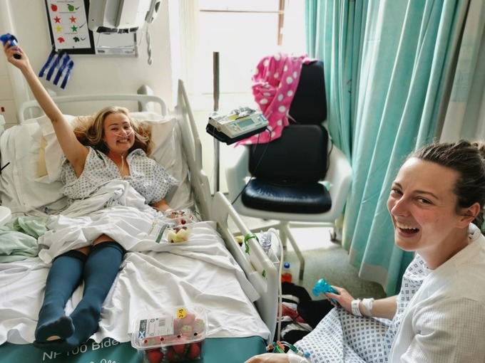 Helen Ashley y Lauren Franklin en el hospital después de una operación de trasplante de riñón 