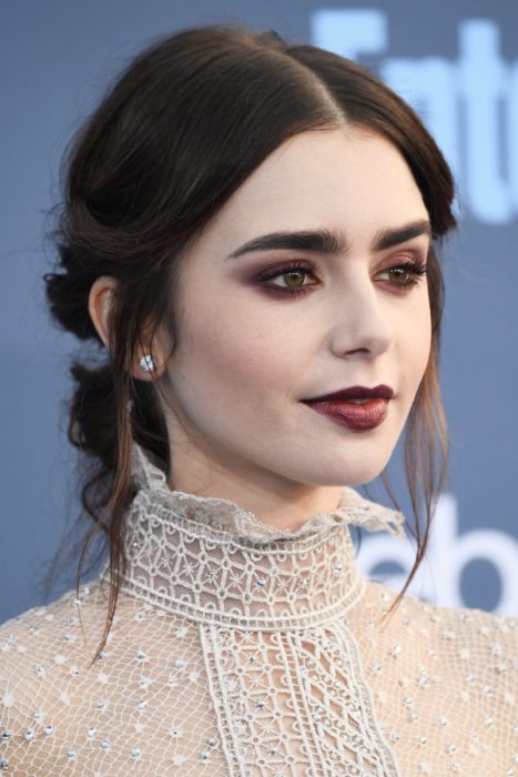 Lily Collins con labios vino