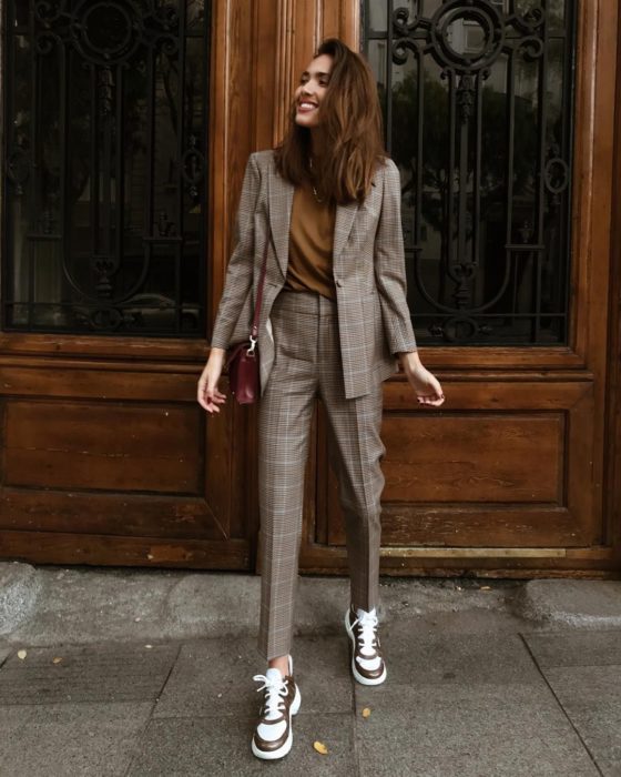 Looks tomboys; chica con atuendo masculino, traje de cuadros café con tenis