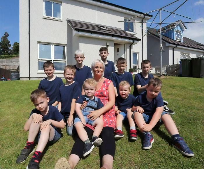 Alexis Brett con sus 10 hijos varones