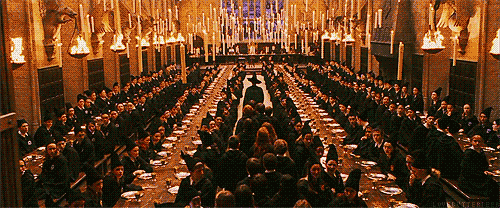 Escena de la película Harry Potter y la piedra filosofal, entrando al gran comedor 