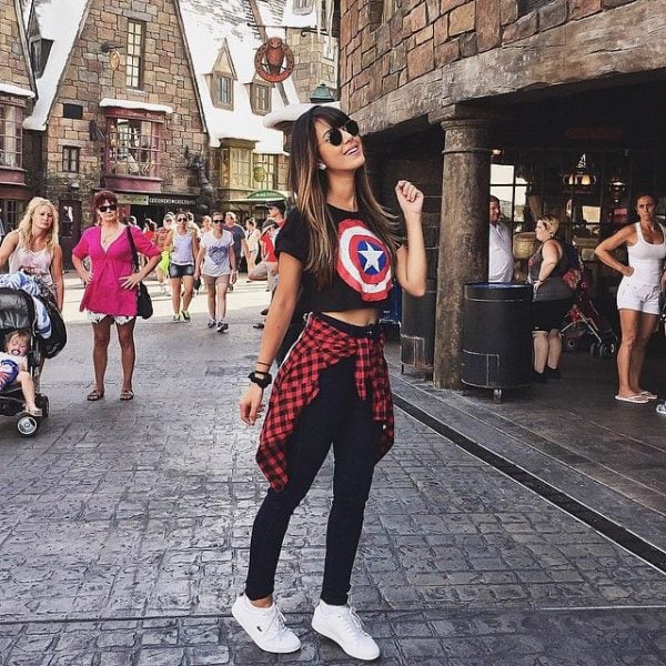 Chica paseando en Disney World, mostrando su outfit casual con playera de Capitán América