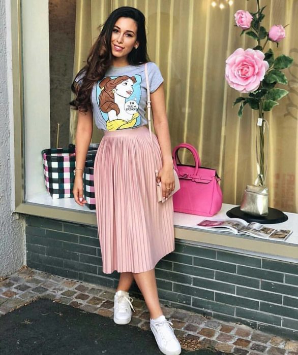 Chica llevando falda plisada en rosa con blusa estampada de Bella