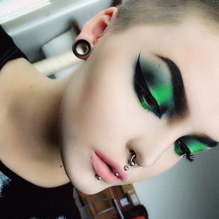 Maquillaje creativo para ojos; sombra gótica, negra con verde escarabajo