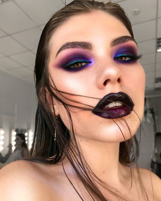 Maquillaje creativo para ojos; smokey eyes tornasol color morado, rosa y negro