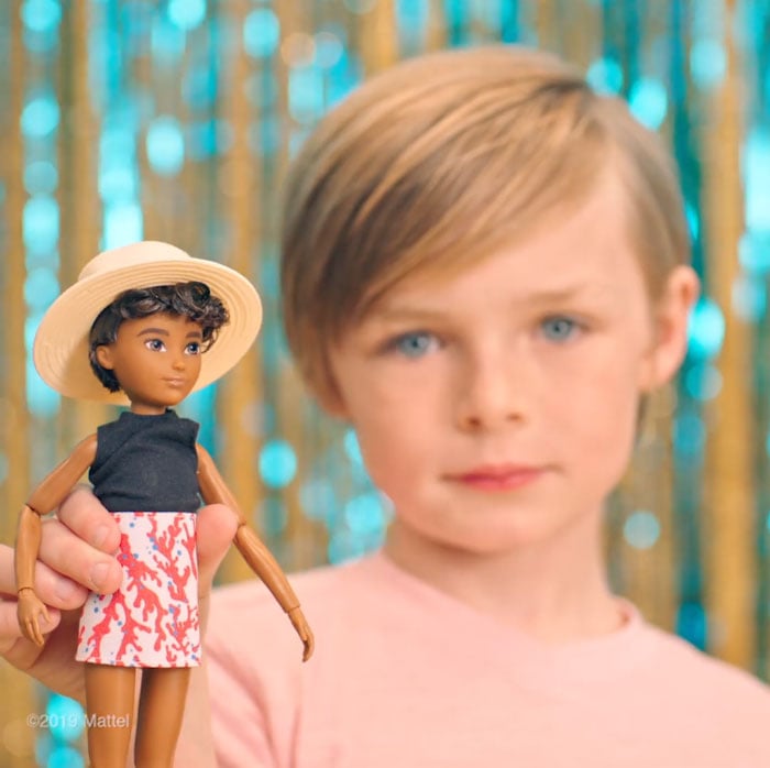 Niña jugando con una de las primera muñecas sin género de Mattel 
