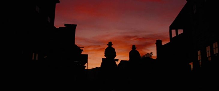 Escena de la película Django Unchained, Django cabalgando al atardecer