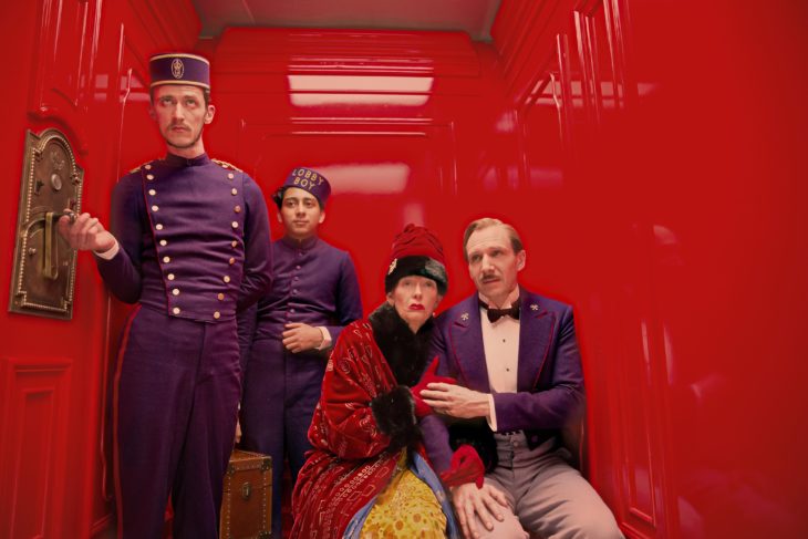 Escena de El Gran Hotel Budapest, todos los trabajadores dentro del elevador