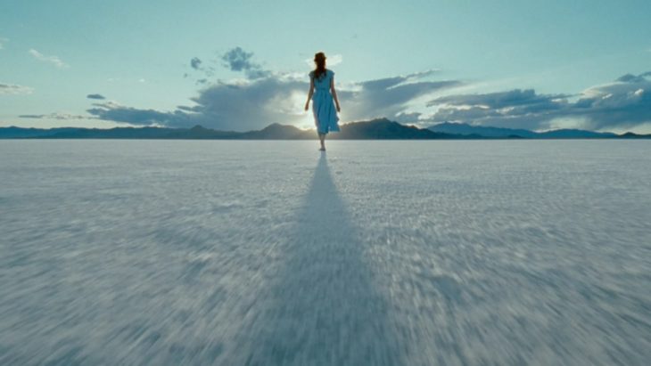 Escena de El árbol de la vida, Jessica Chastain caminando por la arena blanca