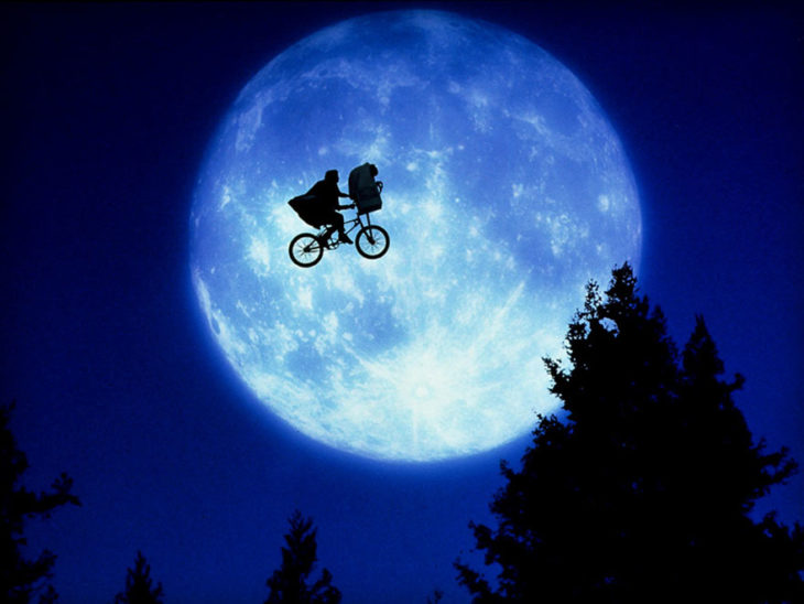 Escena de la película E.T., E.T. sobrevolando el cielo en una bicicleta