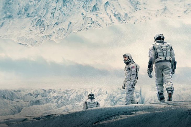 Escena de la película Interstellar, astronautas caminando sobre el planeta frío