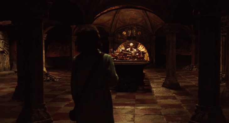 Escena de la película El laberinto del fauno, Elisa entrando con el hombre palido