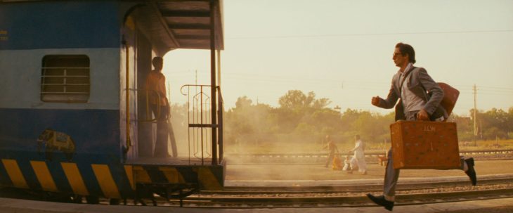 Escena de la película Viaje a Darjeeling, chico corriendo detrás del tren