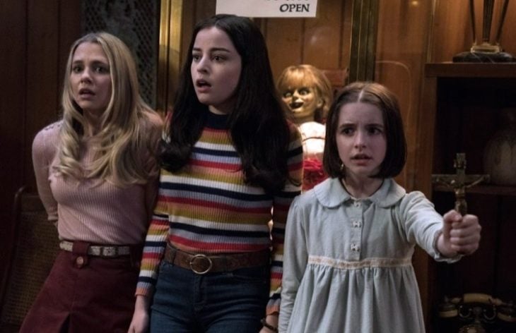 Escena de la película Annabelle 3: Vuelve a casa, grupo de niñas asustadas
