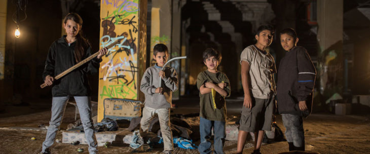 Escena de la película Vuelven, grupo de niños bajos los puentes, listos para vencer sus miedos