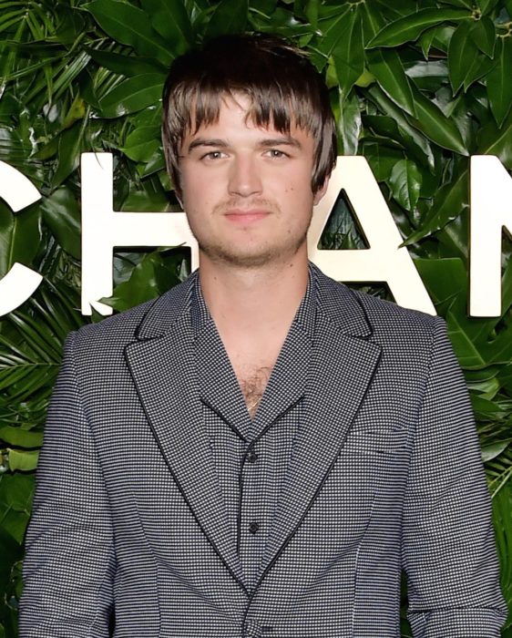 Joe Keery en la gala de Chanel con el cabello cortado 