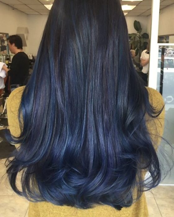 Cabello largo con unas pocas mechas azul oscuras