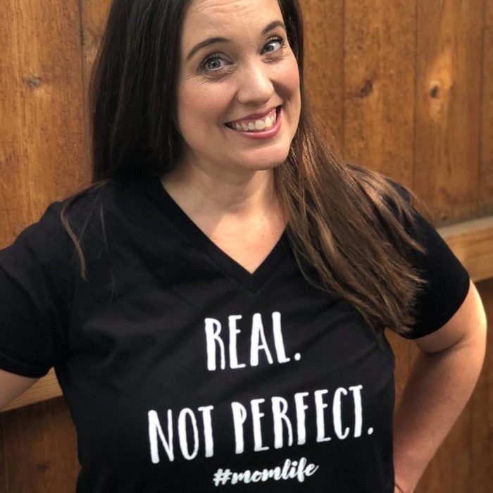 Meredith Ethington con una playera que dice: Real, no perfecta