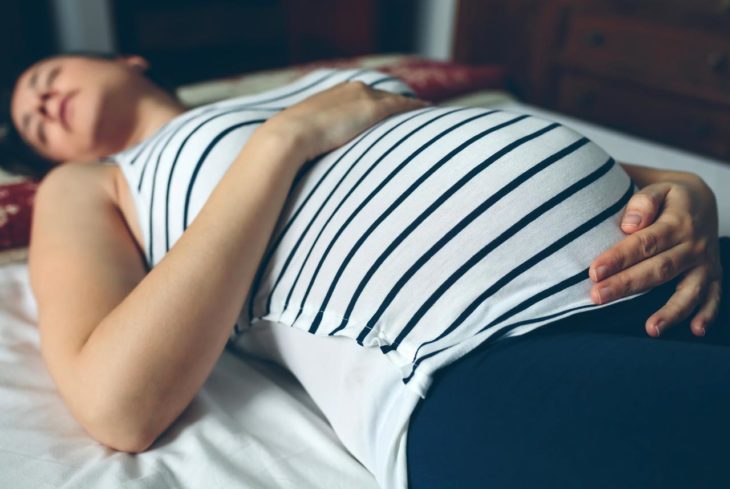 Mujer embarazada dormida