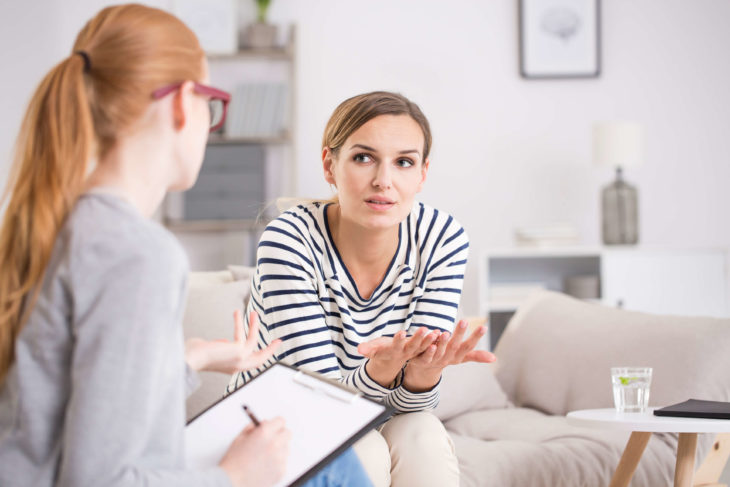 Mujer en el consultorio de una psicóloga