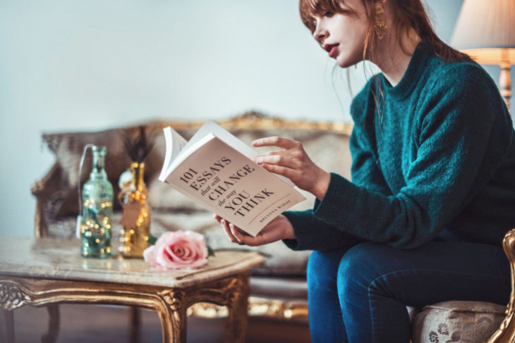 Mujer leyendo un libro en una bonita sala