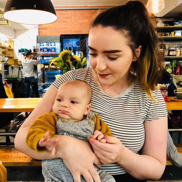 Sophie Molineux con su bebé en el restaurante del cual es gerente