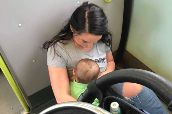 Sophie Molineux amamantando a su hijo sentada en el piso del tren