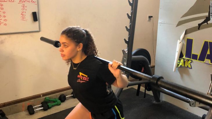 Brecynn Willis haciendo sentadillas en un gimnasio