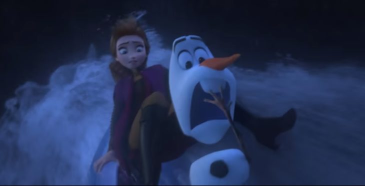 Anna y Olaff de Frozen 2 asustados en una corriente de agua