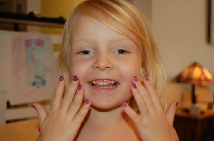 Niña con las uñas pintadas