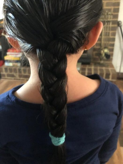 Niña con trenza