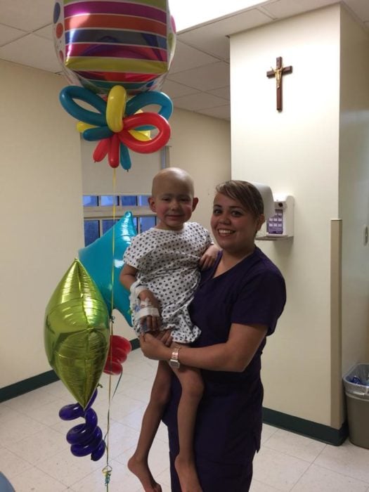 Gian Carlos en el hospital con globos, en los brazos de una enfermera